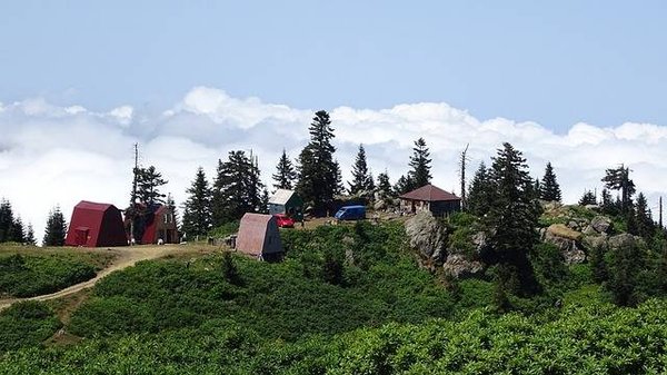 Quels sont les types d'hébergements de vacances proposés par les campings à Anduze?